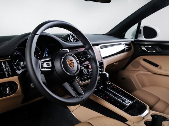 Certified 2026 Porsche Macan AWD/4WD image 4