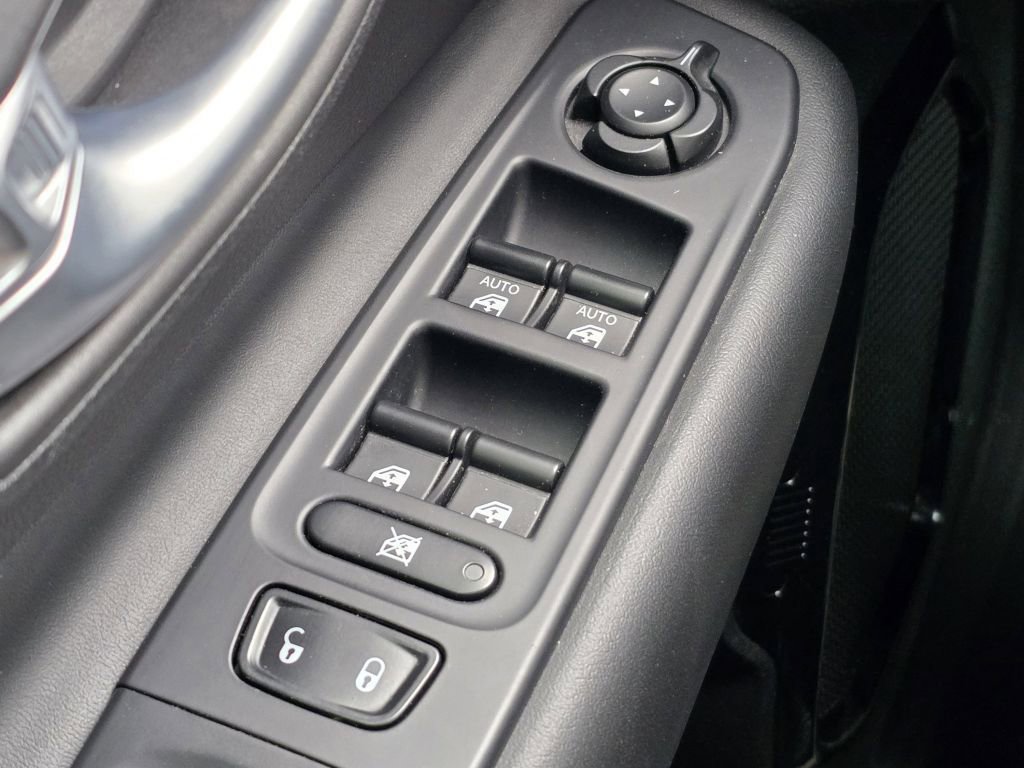 Used 2018 Jeep Renegade Altitude FWD image 14