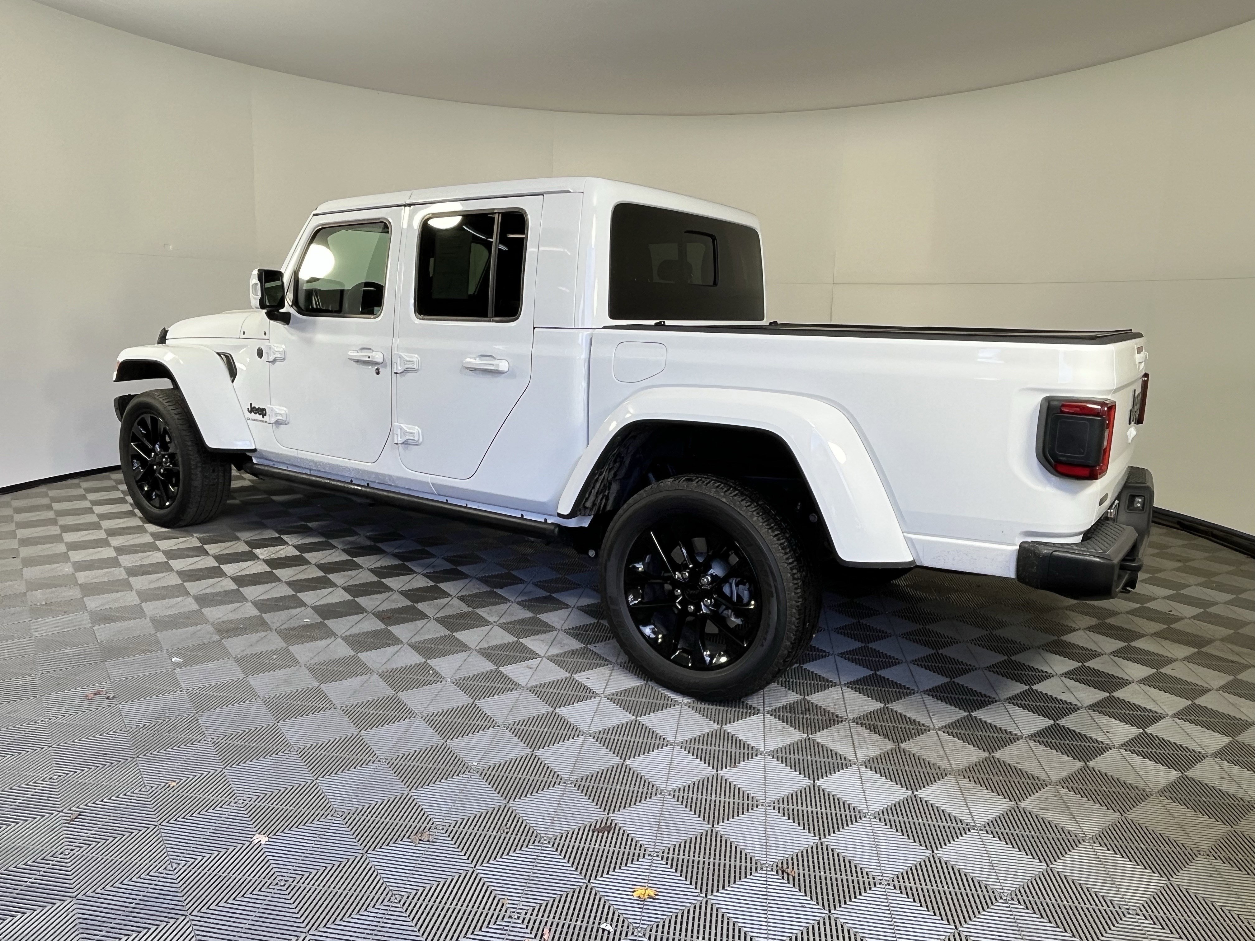 Used 2023 Jeep Gladiator Overland image 3