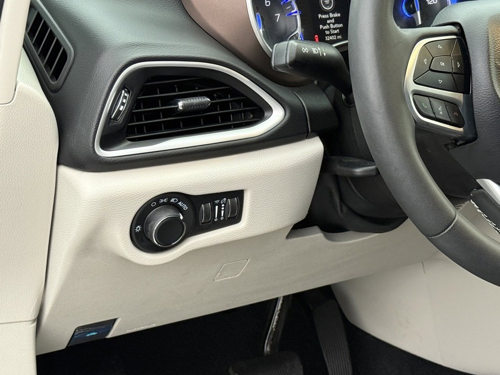 Used 2024 Chrysler Voyager LX image 10