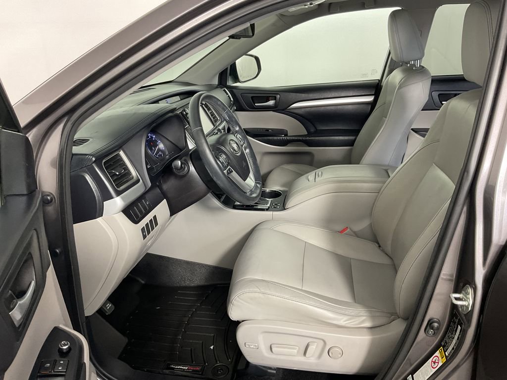 Used 2014 Toyota Highlander XLE image 19