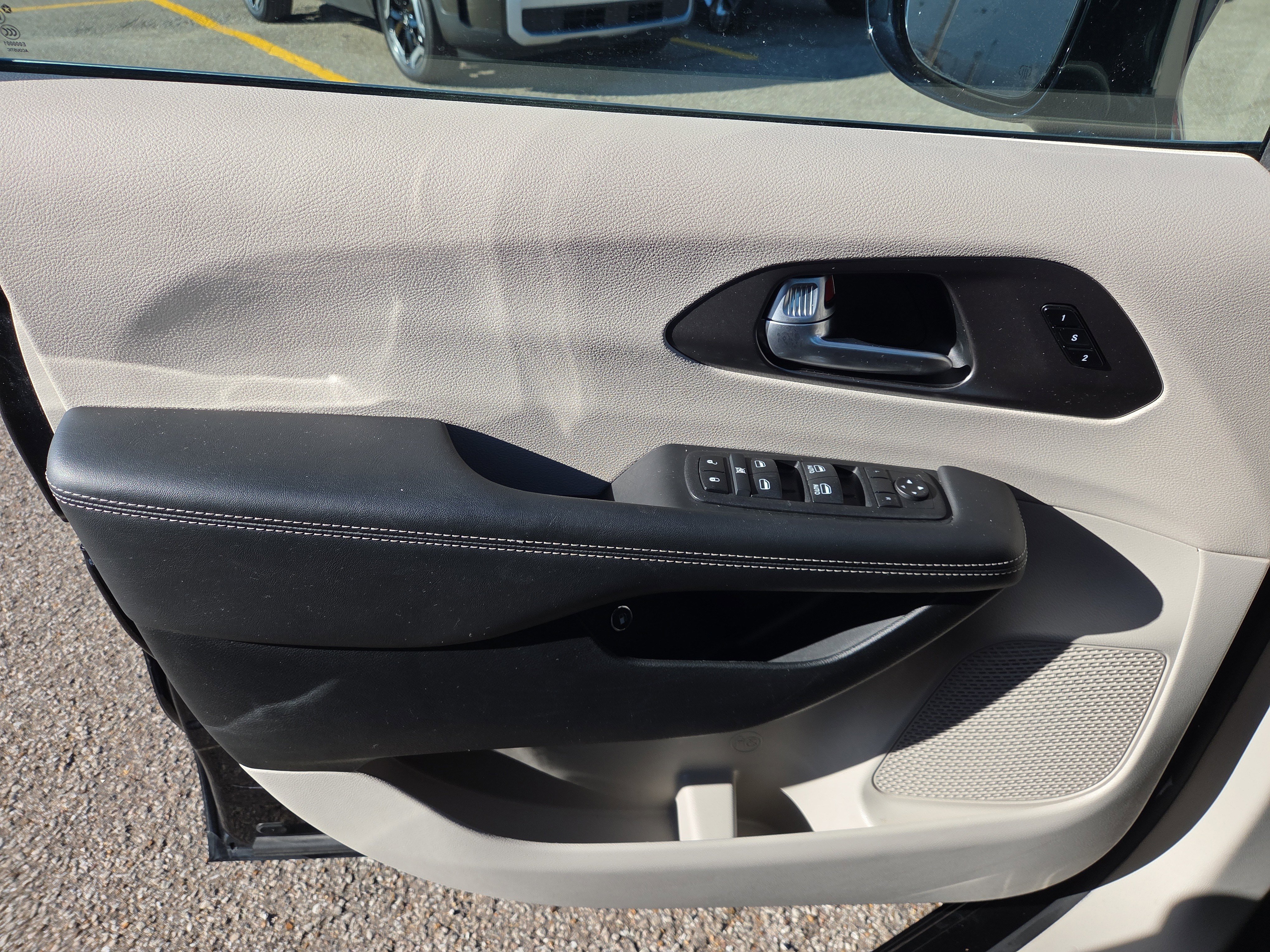 Used 2024 Chrysler Pacifica Select image 10