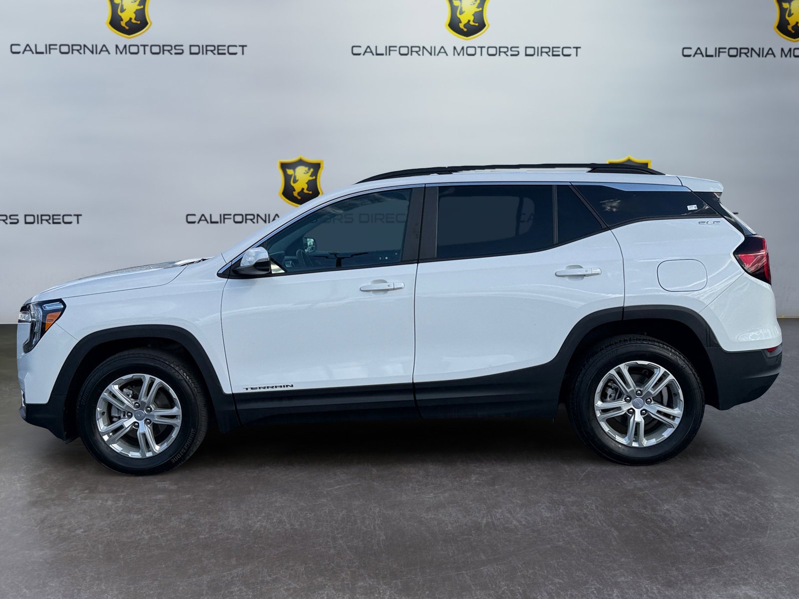 Used 2023 GMC Terrain SLE w/ Driver Convenience Package image 2