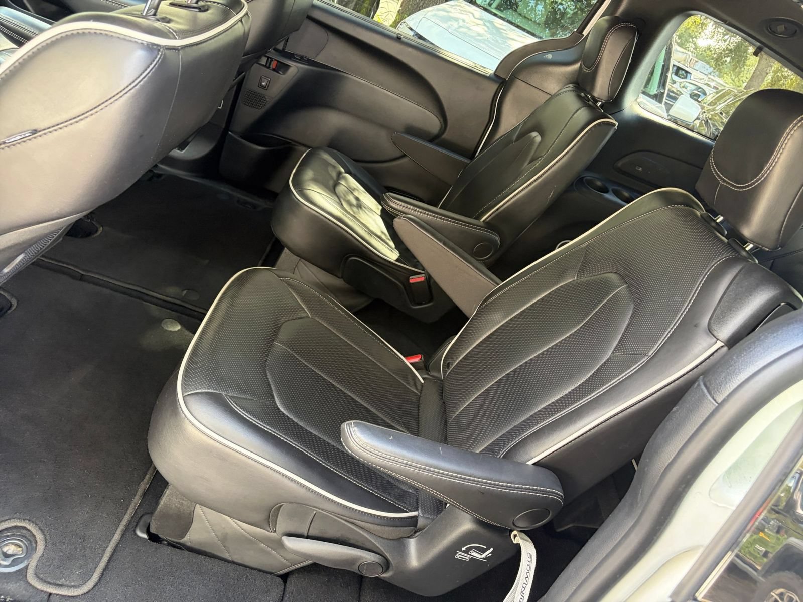 Used 2025 Chrysler Pacifica Limited FWD image 43