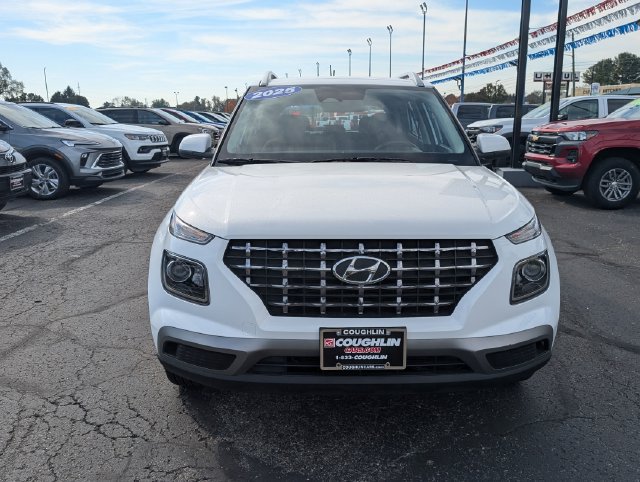 Used 2025 Hyundai Venue SEL FWD image 2