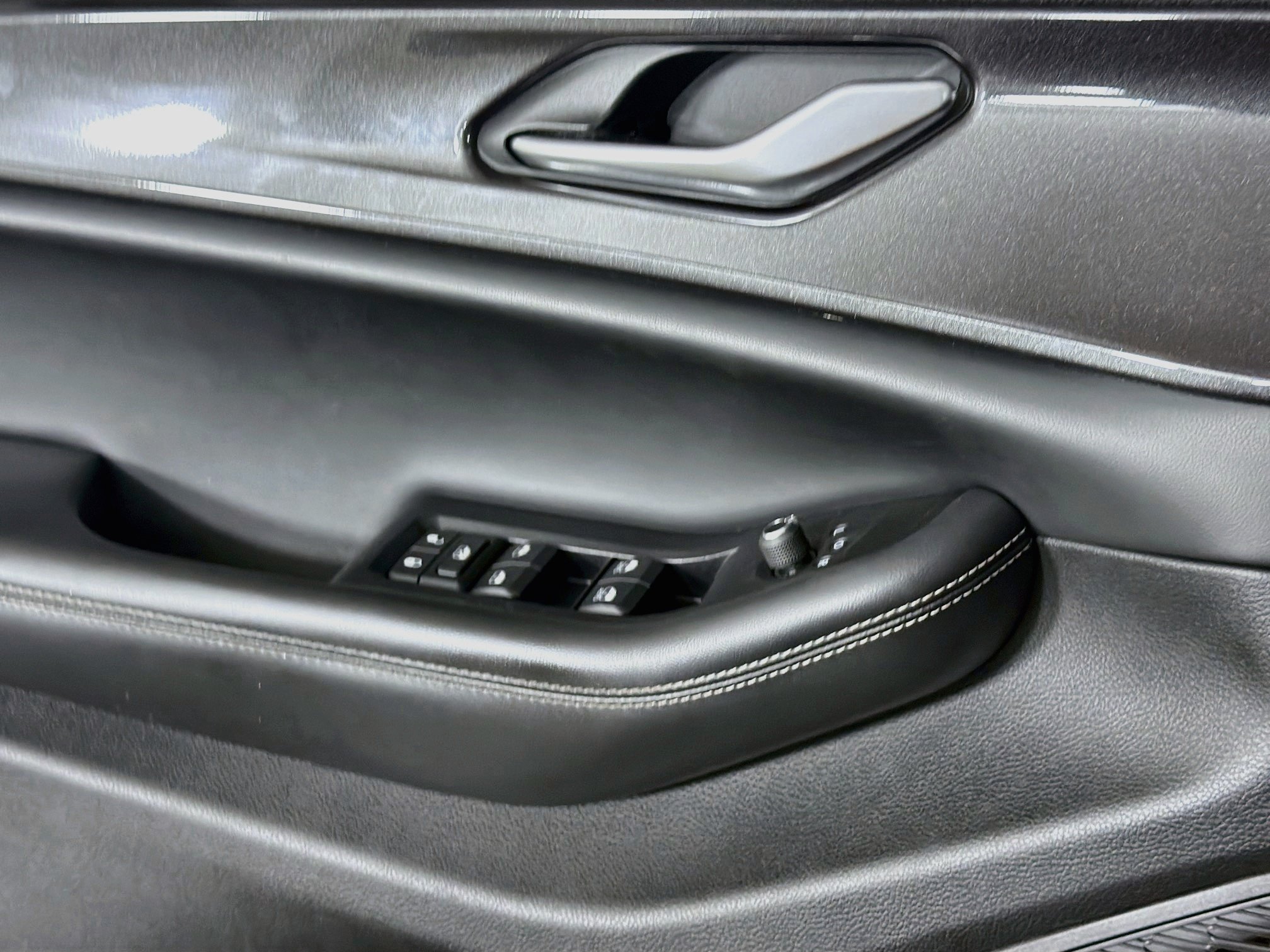 Used 2023 Jeep Grand Cherokee L Laredo RWD image 15