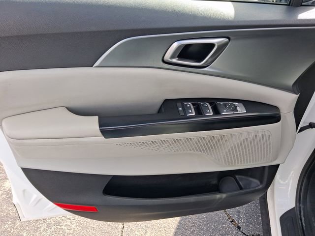 Used 2023 Kia Carnival LX image 12