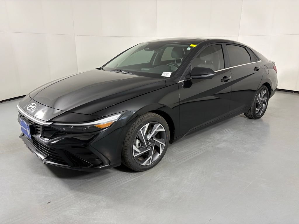 Used 2025 Hyundai Elantra Limited FWD image 4