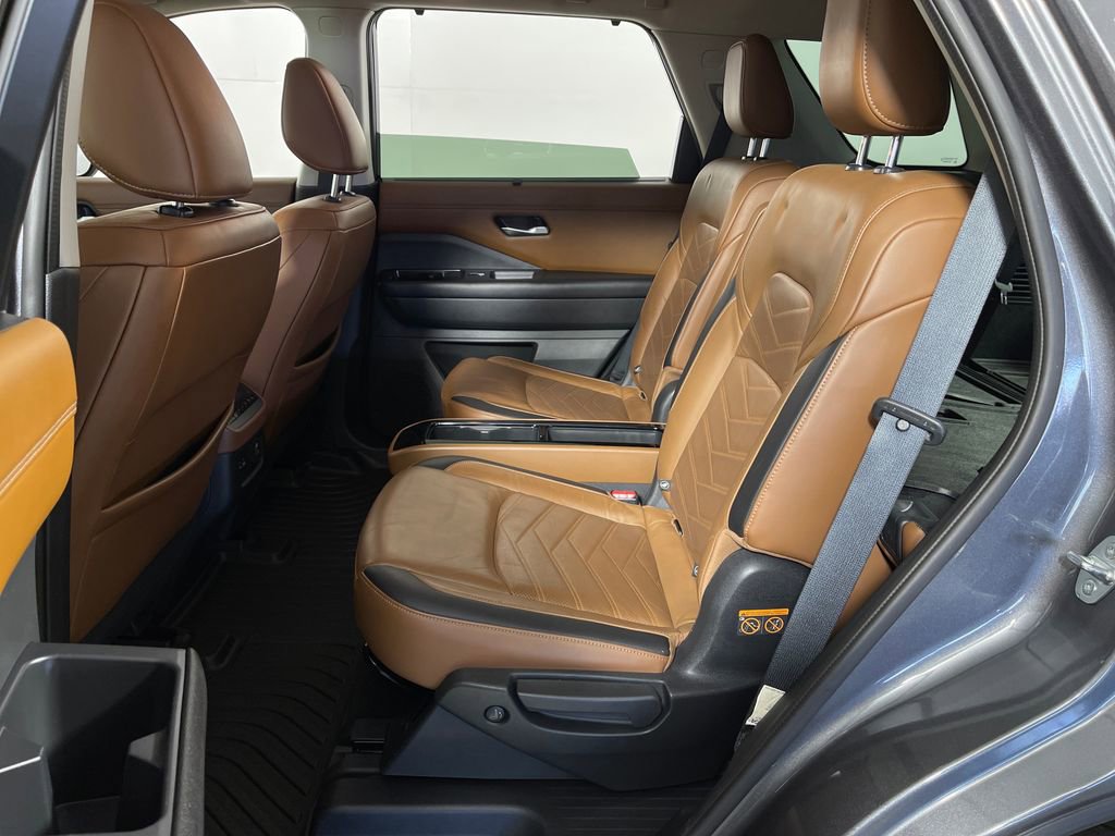 Used 2022 Nissan Pathfinder Platinum w/ Cargo Package image 13
