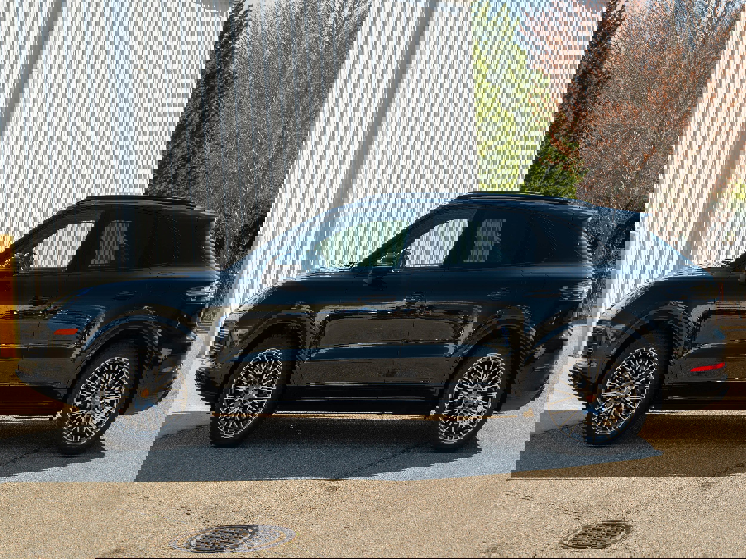 Certified 2023 Porsche Cayenne Platinum Edition image 2