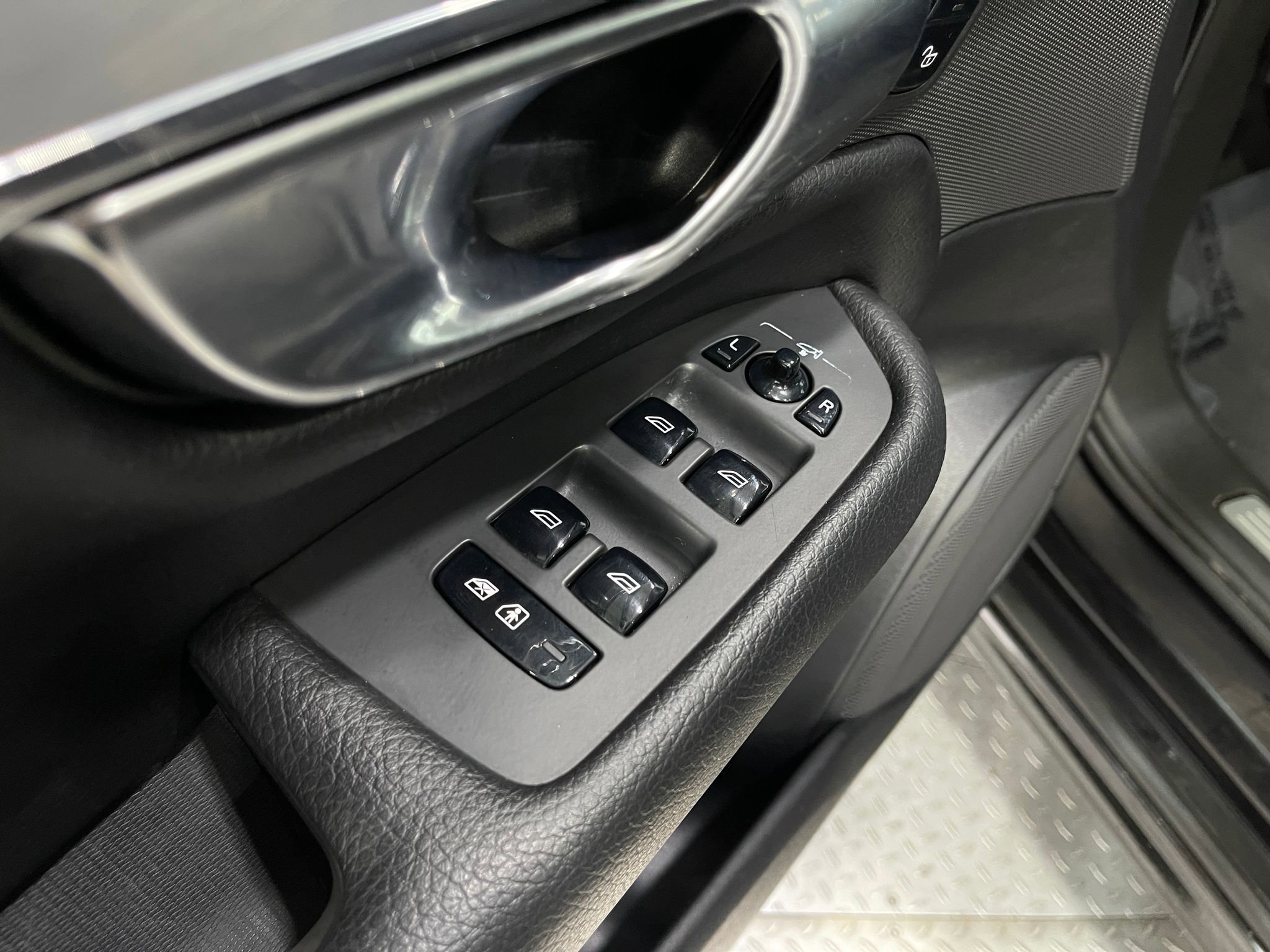 Used 2018 Volvo XC90 T5 Momentum w/ Convenience Package FWD image 16