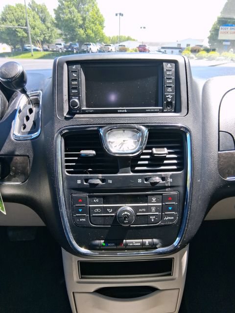 Used 2014 Chrysler Town & Country Touring FWD image 26