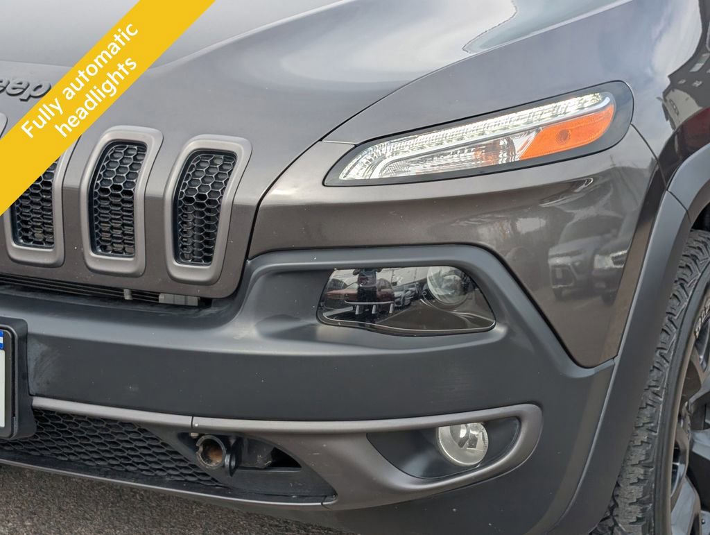 Used 2018 Jeep Cherokee Trailhawk w/ Cold Weather Group AWD/4WD image 9