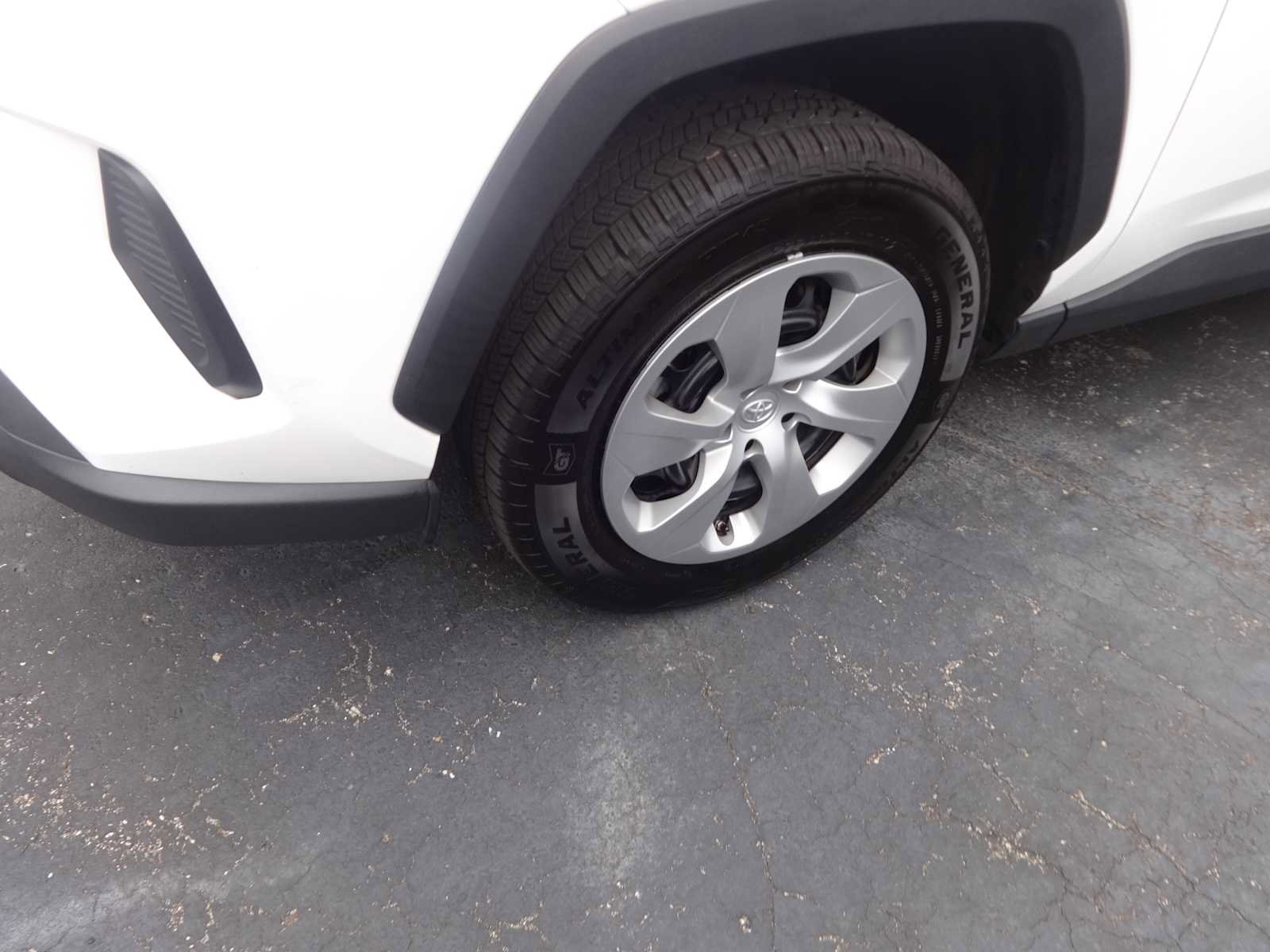 Used 2022 Toyota RAV4 LE image 4