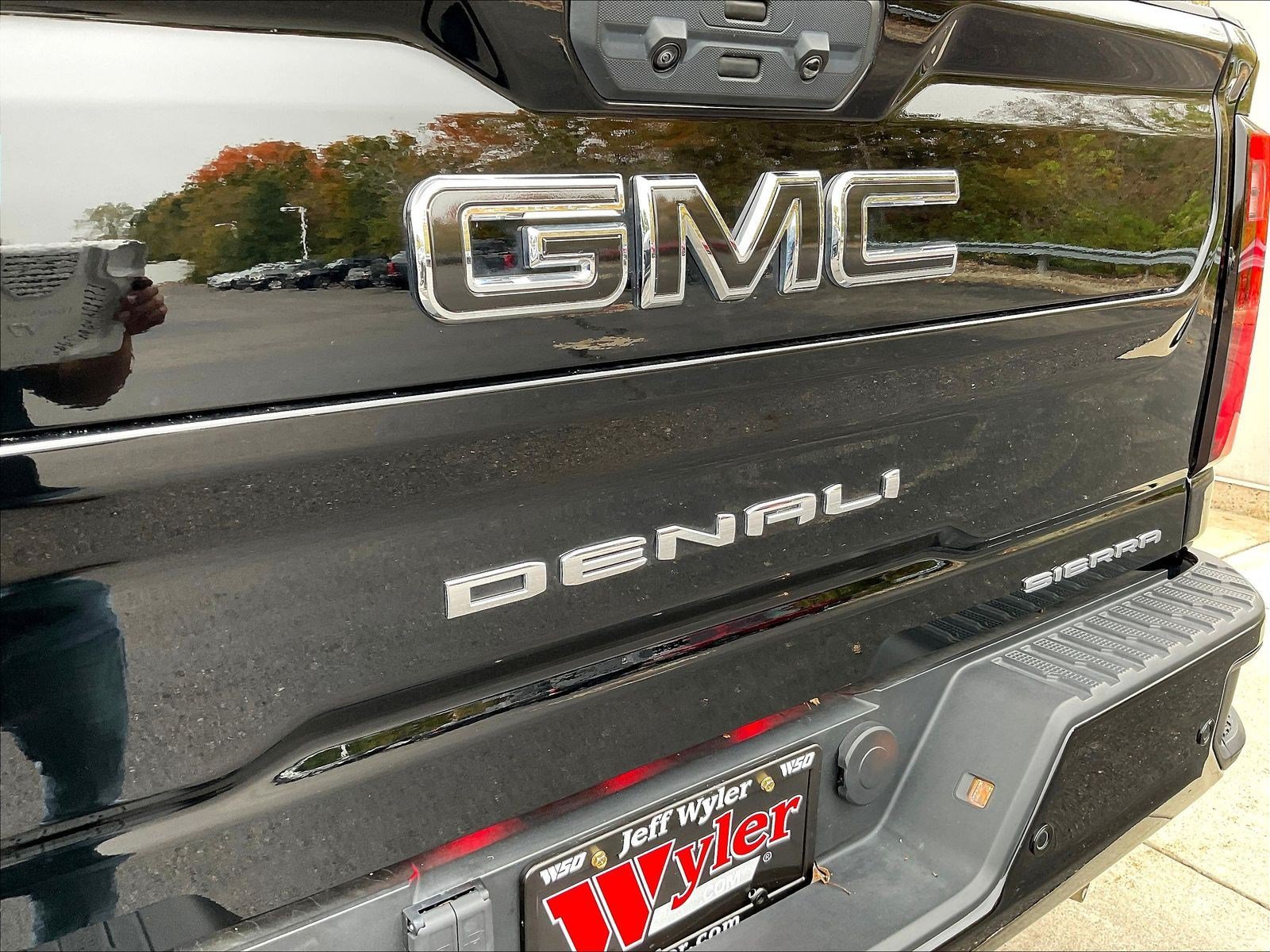 Used 2024 GMC Sierra 3500 Denali w/ Technology Package AWD/4WD image 25