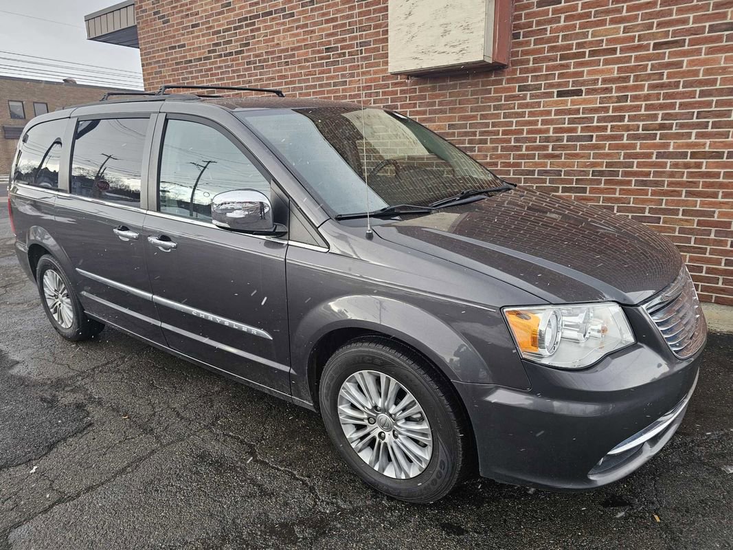 Used 2015 Chrysler Town & Country Touring-L w/ Driver Convenience Group image 27