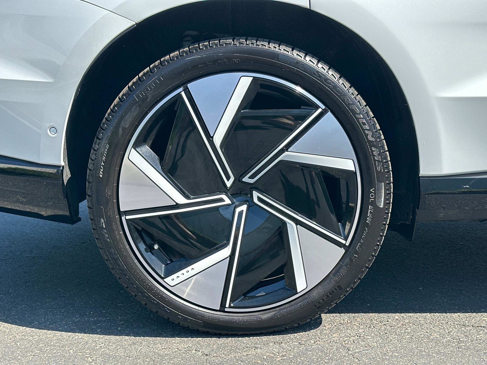 Certified 2025 Volvo EX90 Ultra image 28