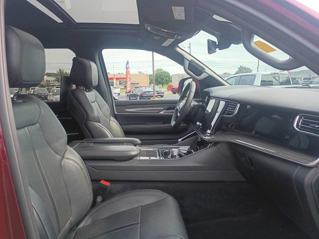 Used 2022 Jeep Wagoneer Series III w/ Premium Group I AWD/4WD image 29