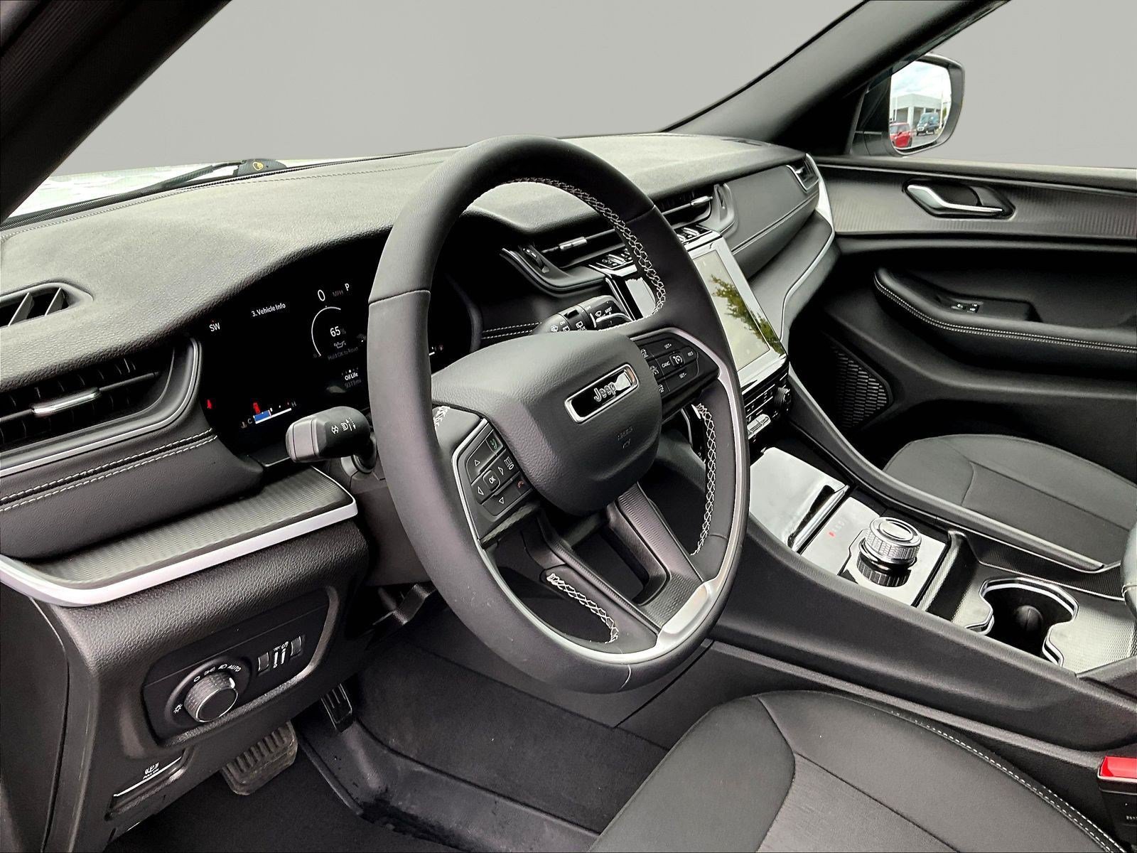 Used 2025 Jeep Grand Cherokee Laredo w/ Luxury Tech Group I AWD/4WD image 17