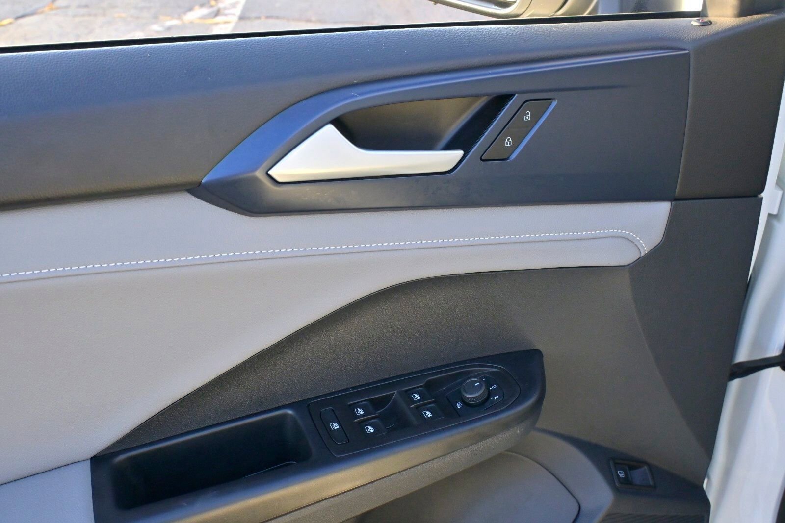 Used 2024 Volkswagen Taos SE w/ Panoramic Sunroof Package image 23