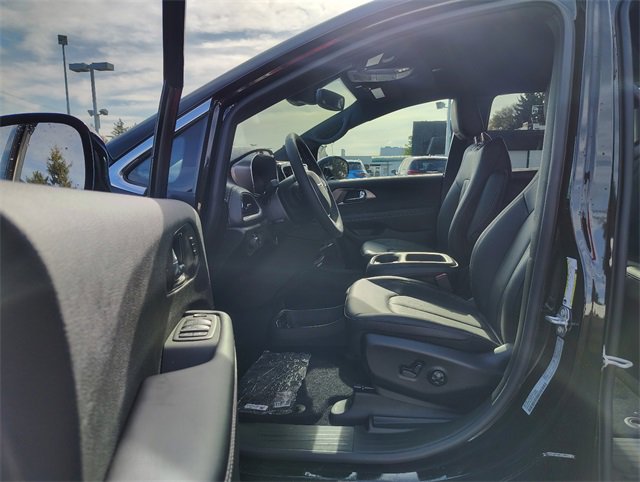 New 2026 Chrysler Pacifica Select image 2