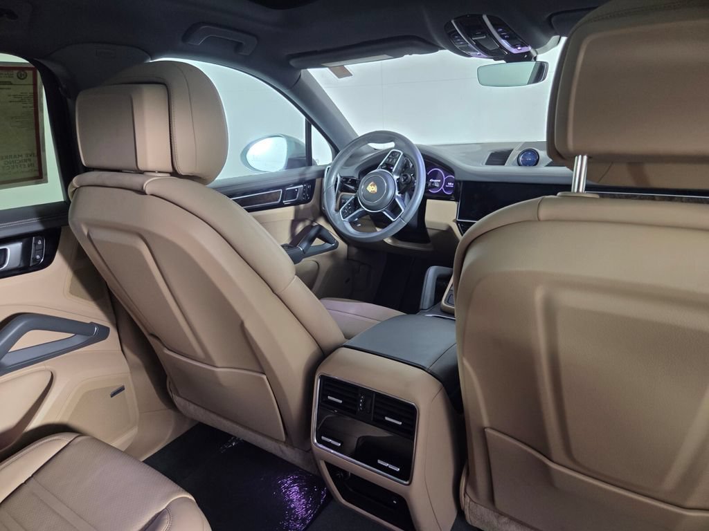 Used 2023 Porsche Cayenne Platinum Edition AWD/4WD image 32