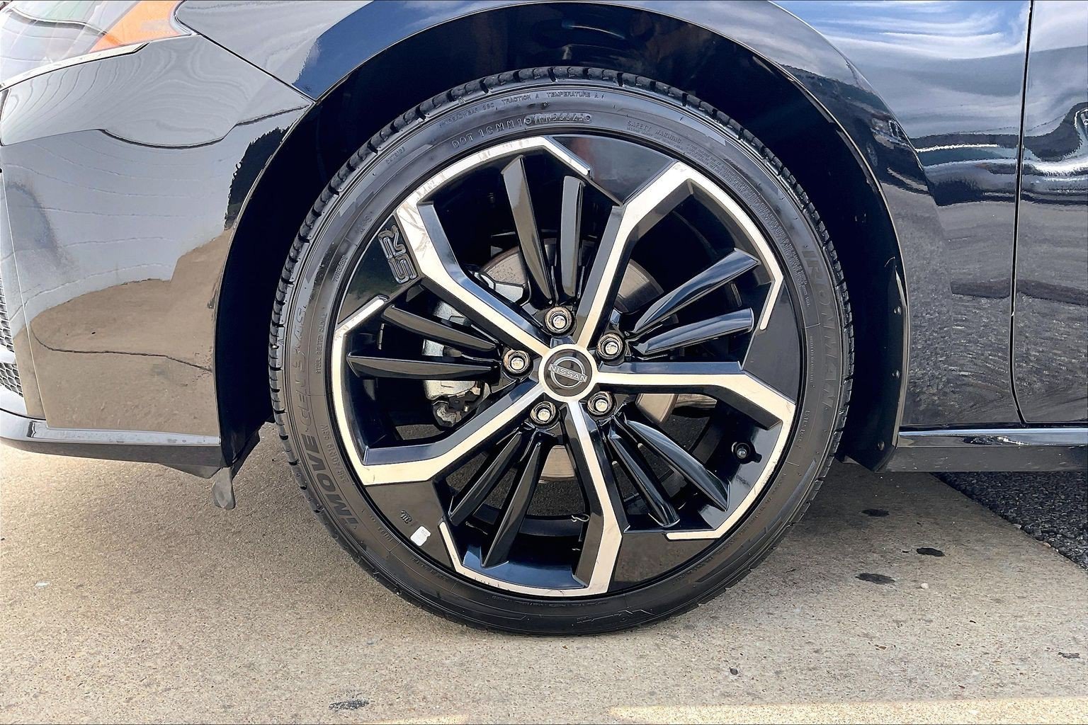 Used 2025 Nissan Altima 2.5 SR FWD image 11