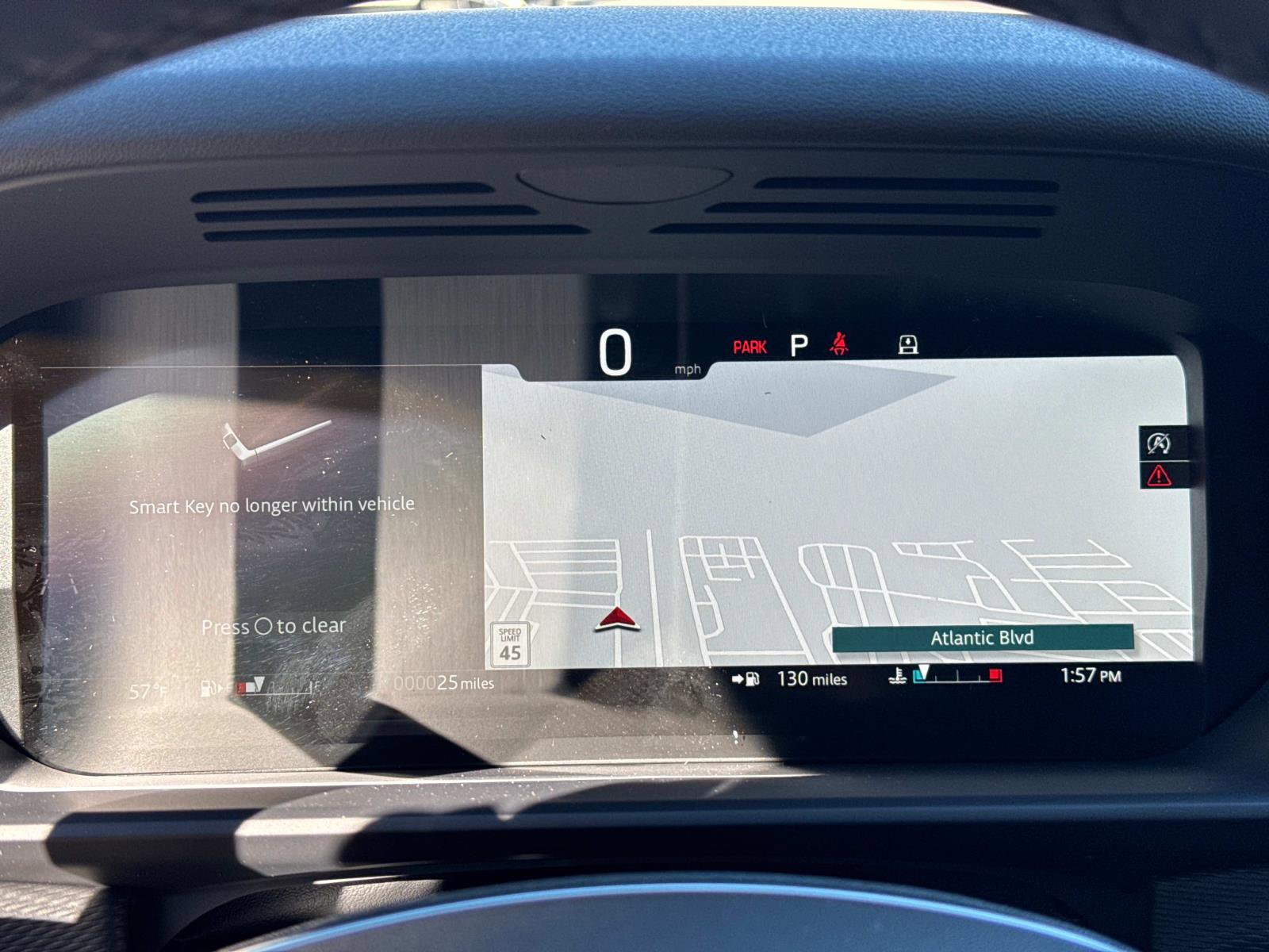 Certified 2025 Land Rover Discovery Dynamic SE image 29