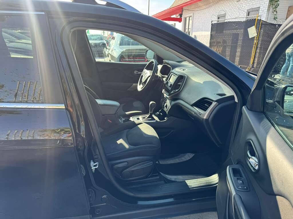 Used 2018 Jeep Cherokee Latitude image 4