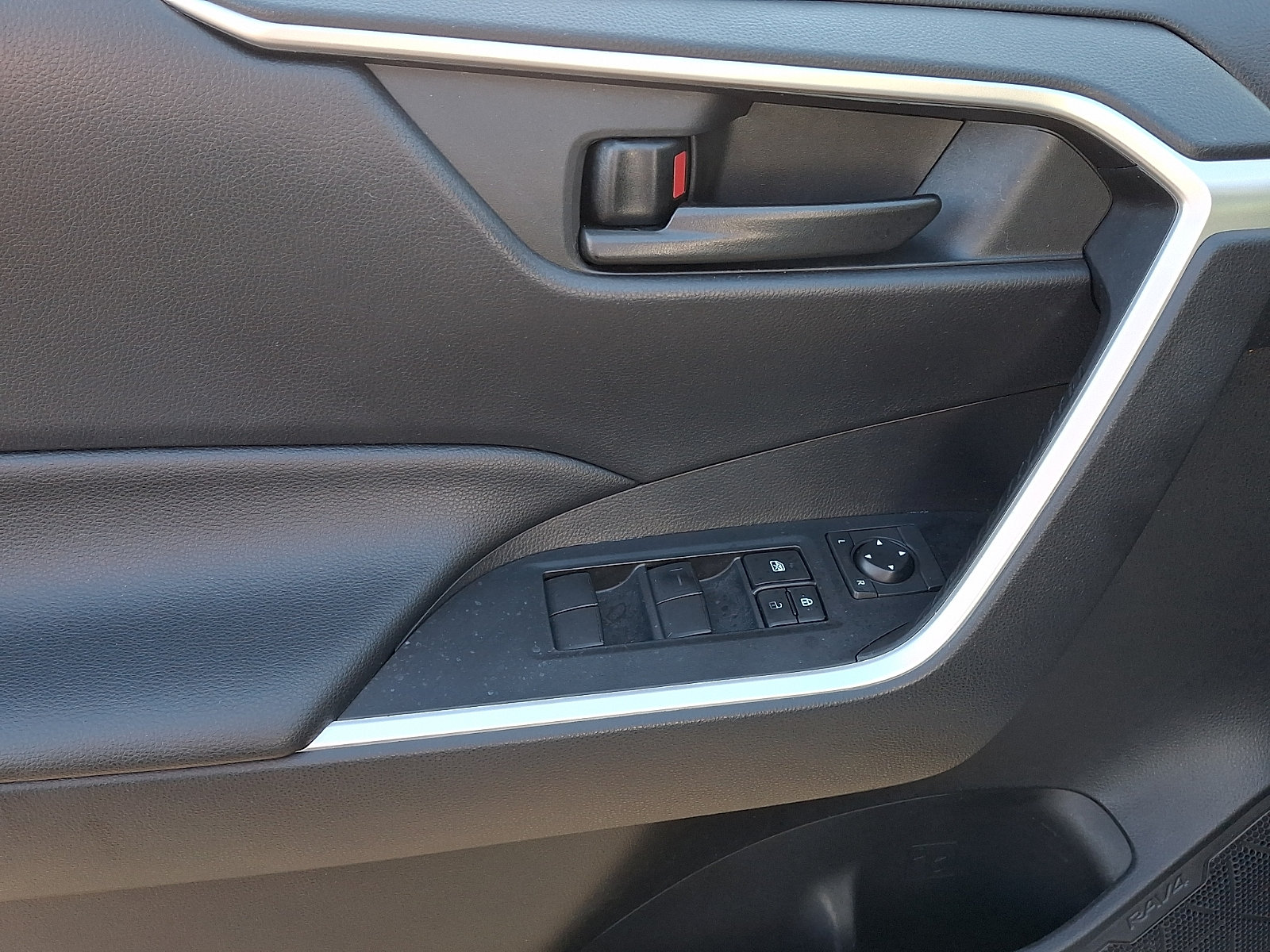 Used 2019 Toyota RAV4 LE w/ All Weather Liner Package AWD/4WD image 13