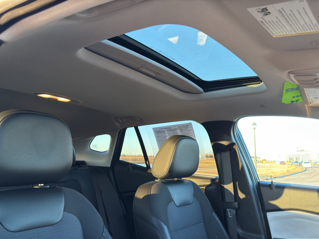 Used 2024 Chevrolet Trax LT w/ Sunroof Package image 29