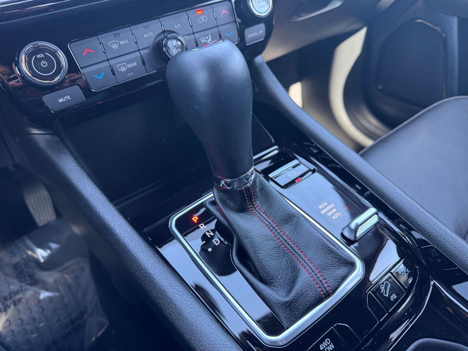 Used 2025 Jeep Compass Trailhawk image 40