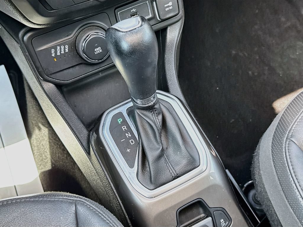 Used 2018 Jeep Renegade Limited w/ UConnect 8.4 Nav Group AWD/4WD image 18