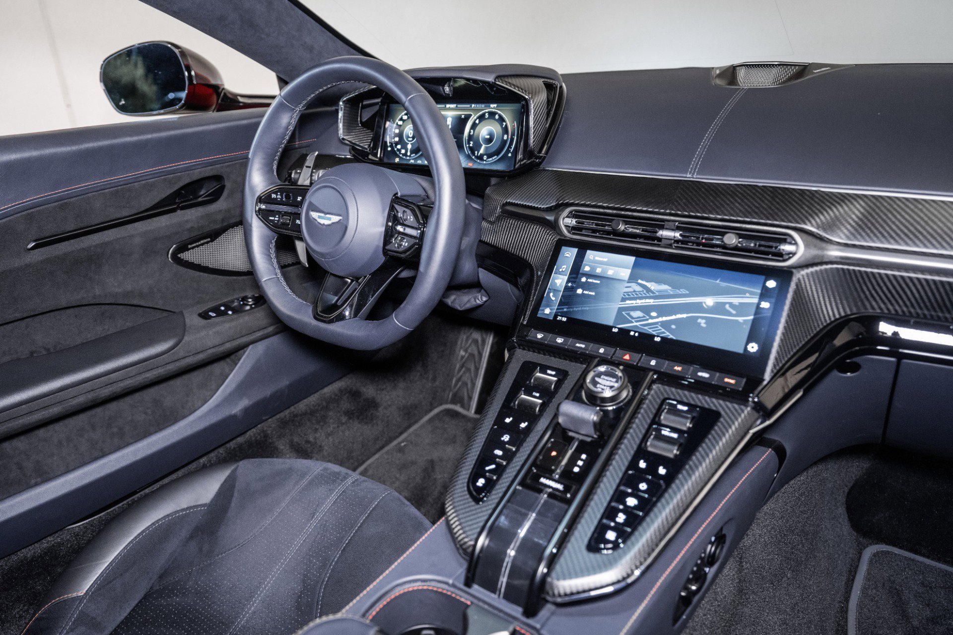 Used 2025 Aston Martin V8 Vantage Coupe image 17