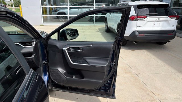 Used 2025 Toyota RAV4 XLE AWD/4WD image 31
