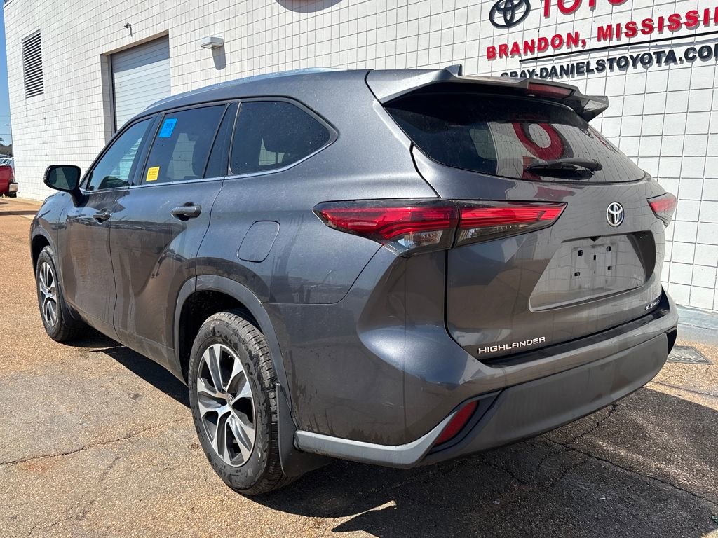 Used 2021 Toyota Highlander XLE image 4