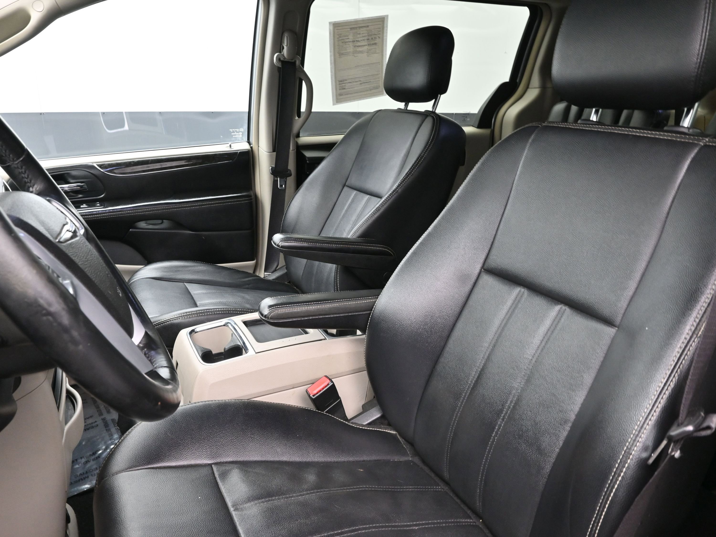 Used 2013 Chrysler Town & Country Touring image 11