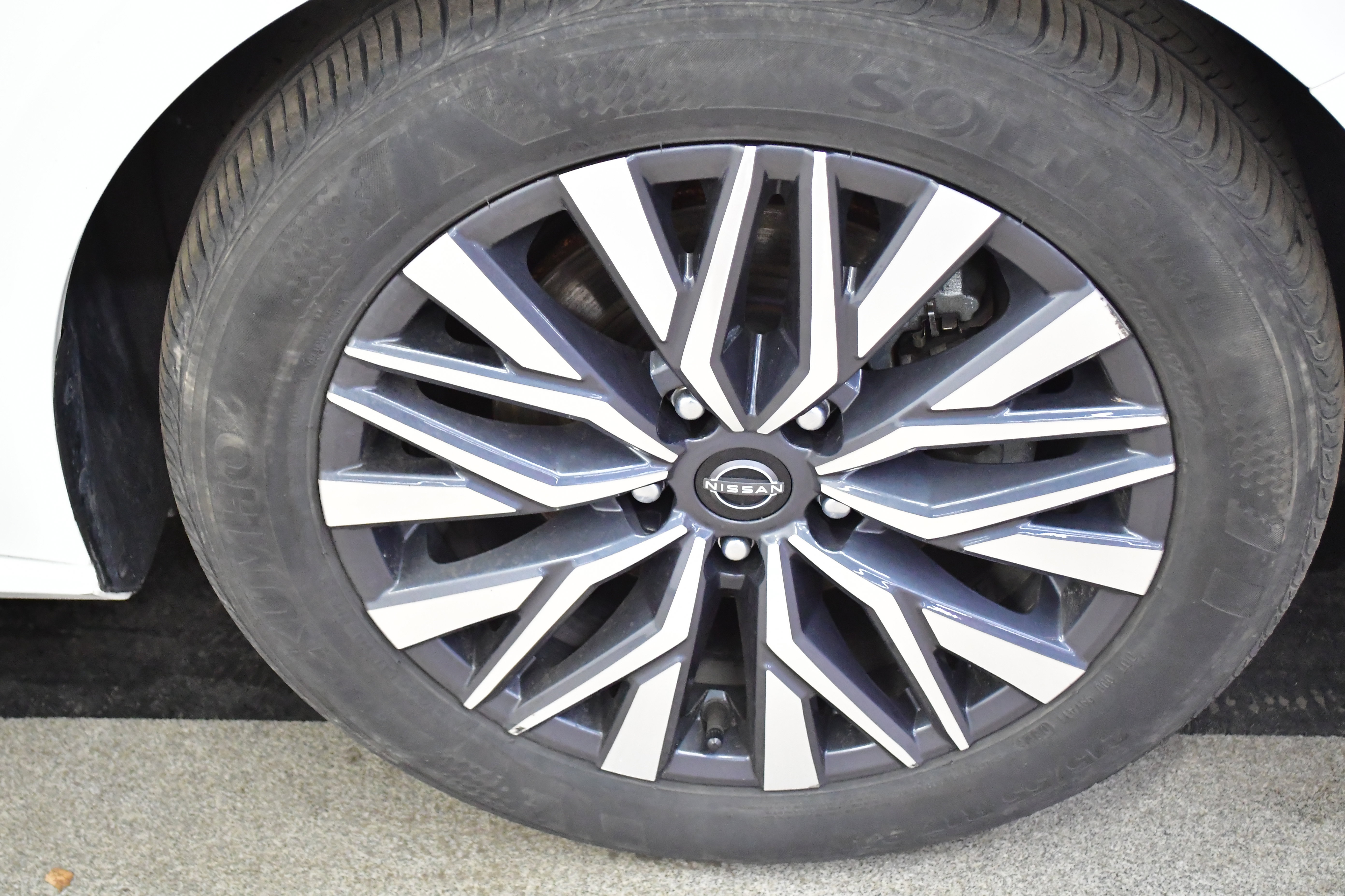 Used 2025 Nissan Altima 2.5 SV FWD image 35