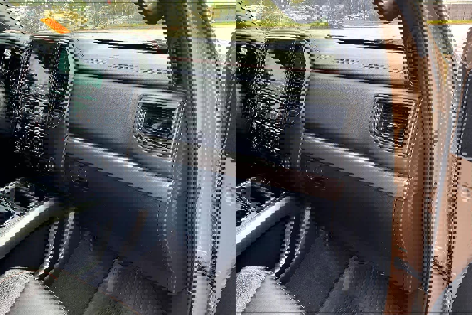 Used 2024 Nissan Titan PRO-4X w/ Pro-4x Convenience Package image 19