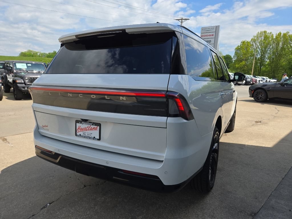 Used 2025 Lincoln Navigator Reserve w/ Jet Appearance Package AWD/4WD image 12