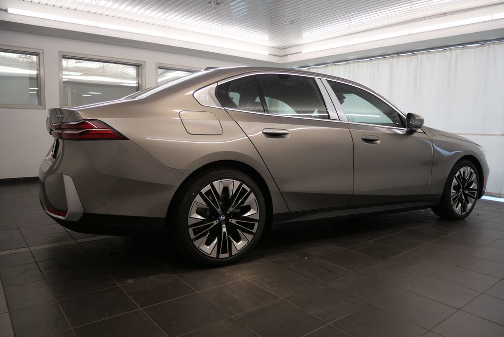 Used 2025 BMW 530i xDrive w/ Premium Package image 7