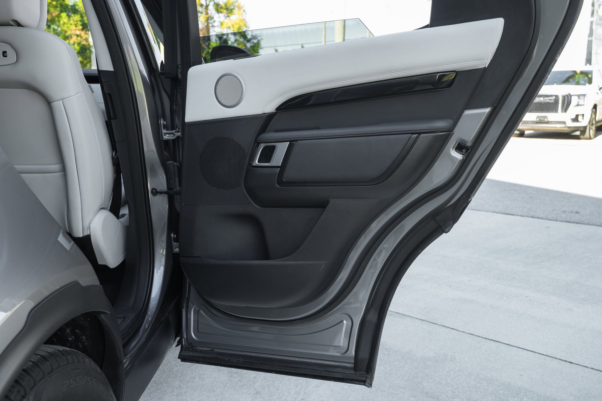 Used 2025 Land Rover Discovery S image 35