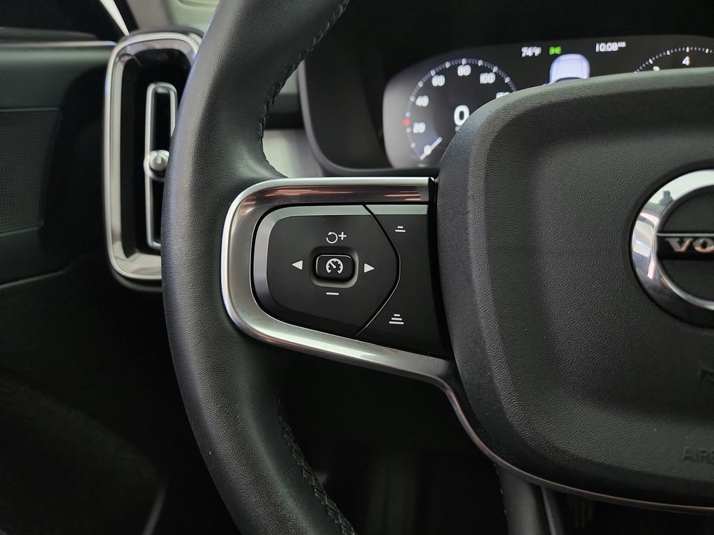 Used 2022 Volvo XC40 T5 Momentum AWD/4WD image 21