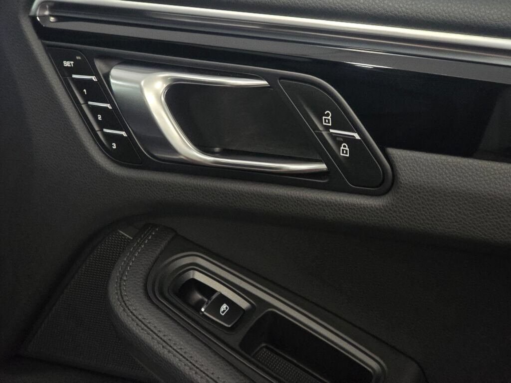 Certified 2024 Porsche Macan AWD/4WD image 28