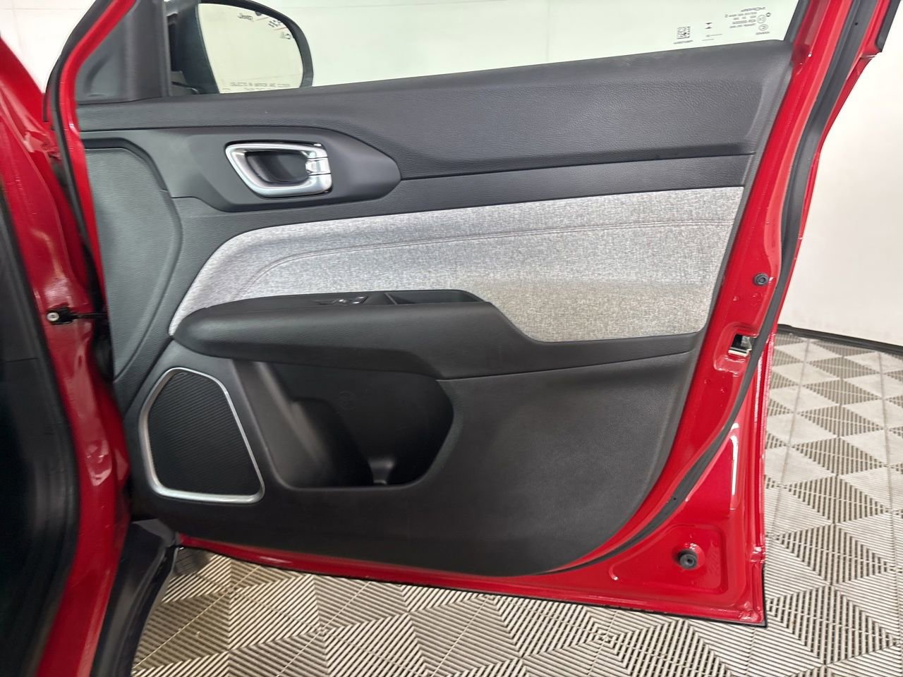 Used 2023 Jeep Compass Latitude image 23