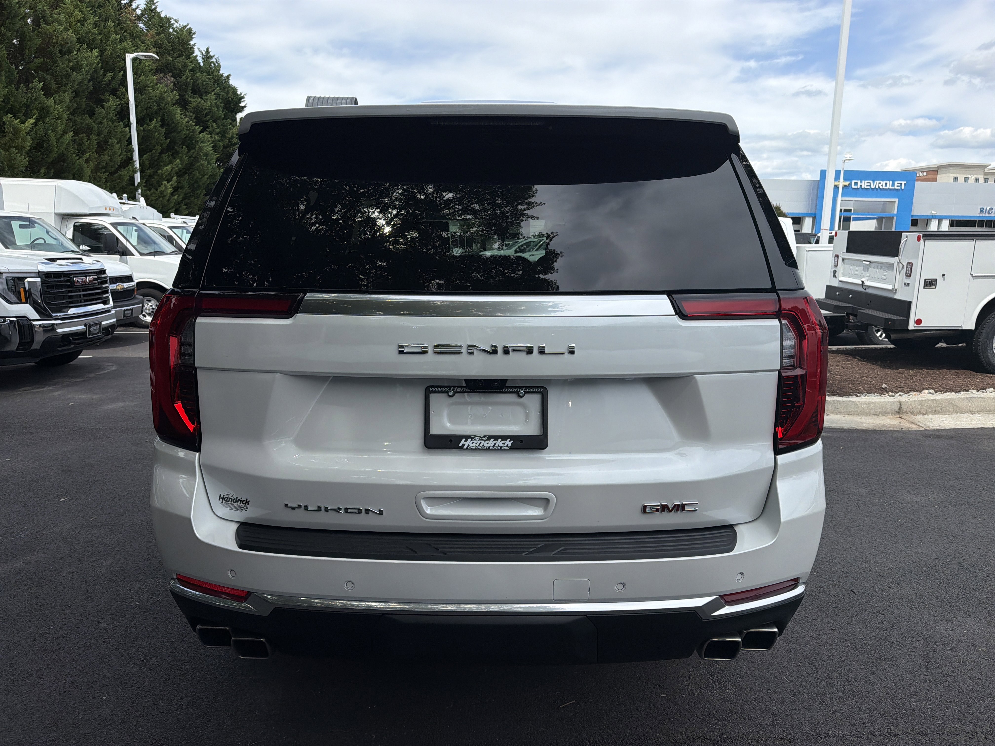 Used 2025 GMC Yukon XL Denali w/ Denali Reserve Package AWD/4WD image 9