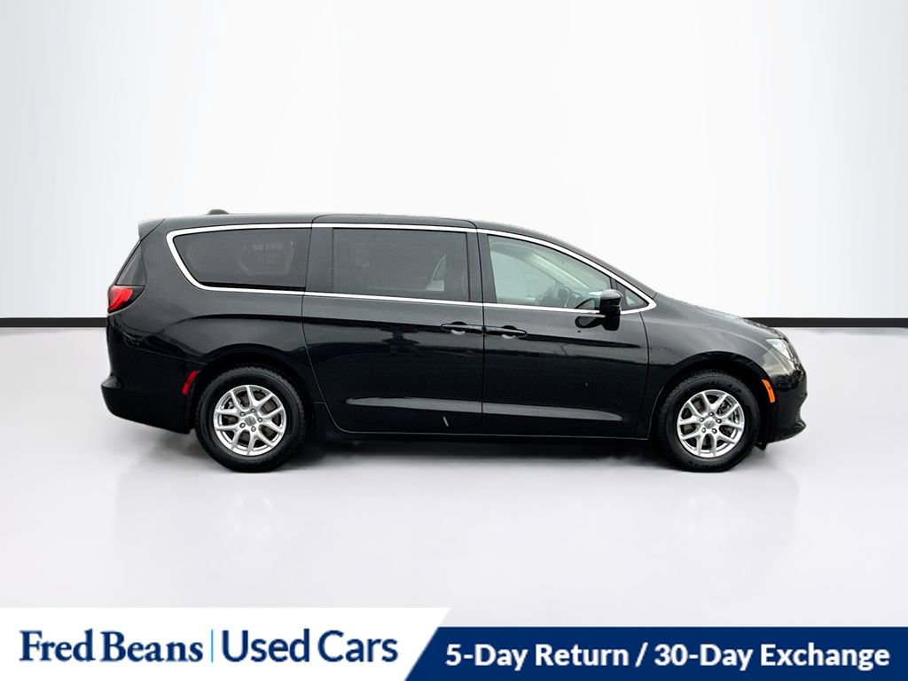 Used 2022 Chrysler Voyager LX image 9