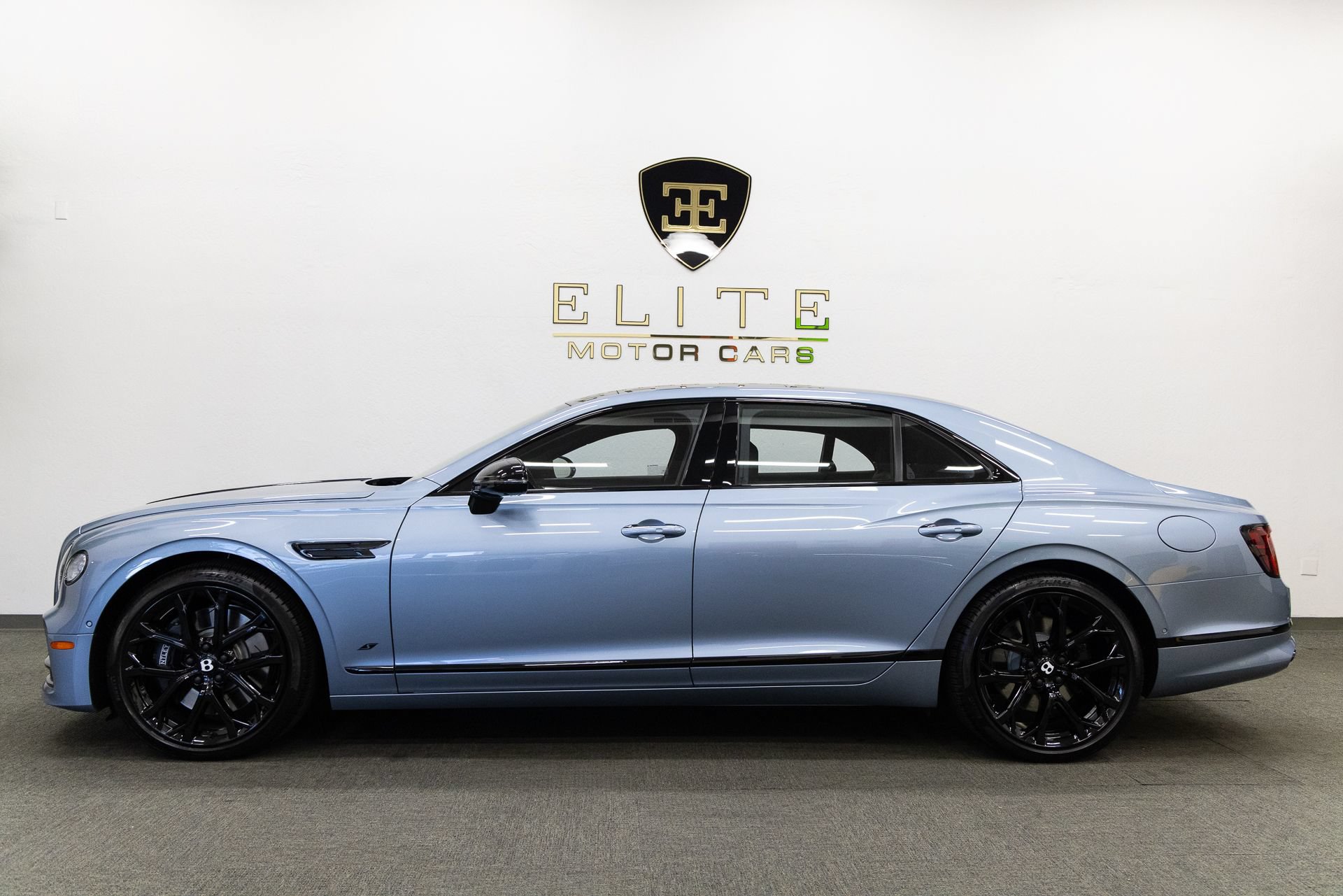Used 2024 Bentley Flying Spur Plug-In Hybrid AWD/4WD image 2