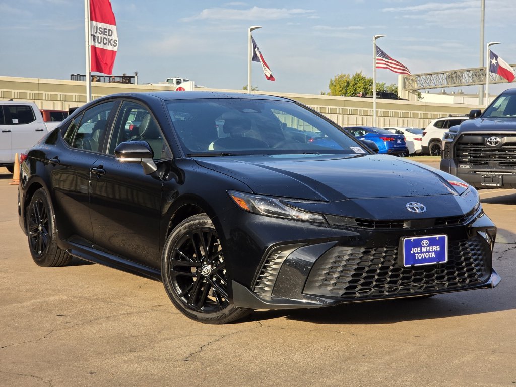Used 2026 Toyota Camry SE FWD image 2