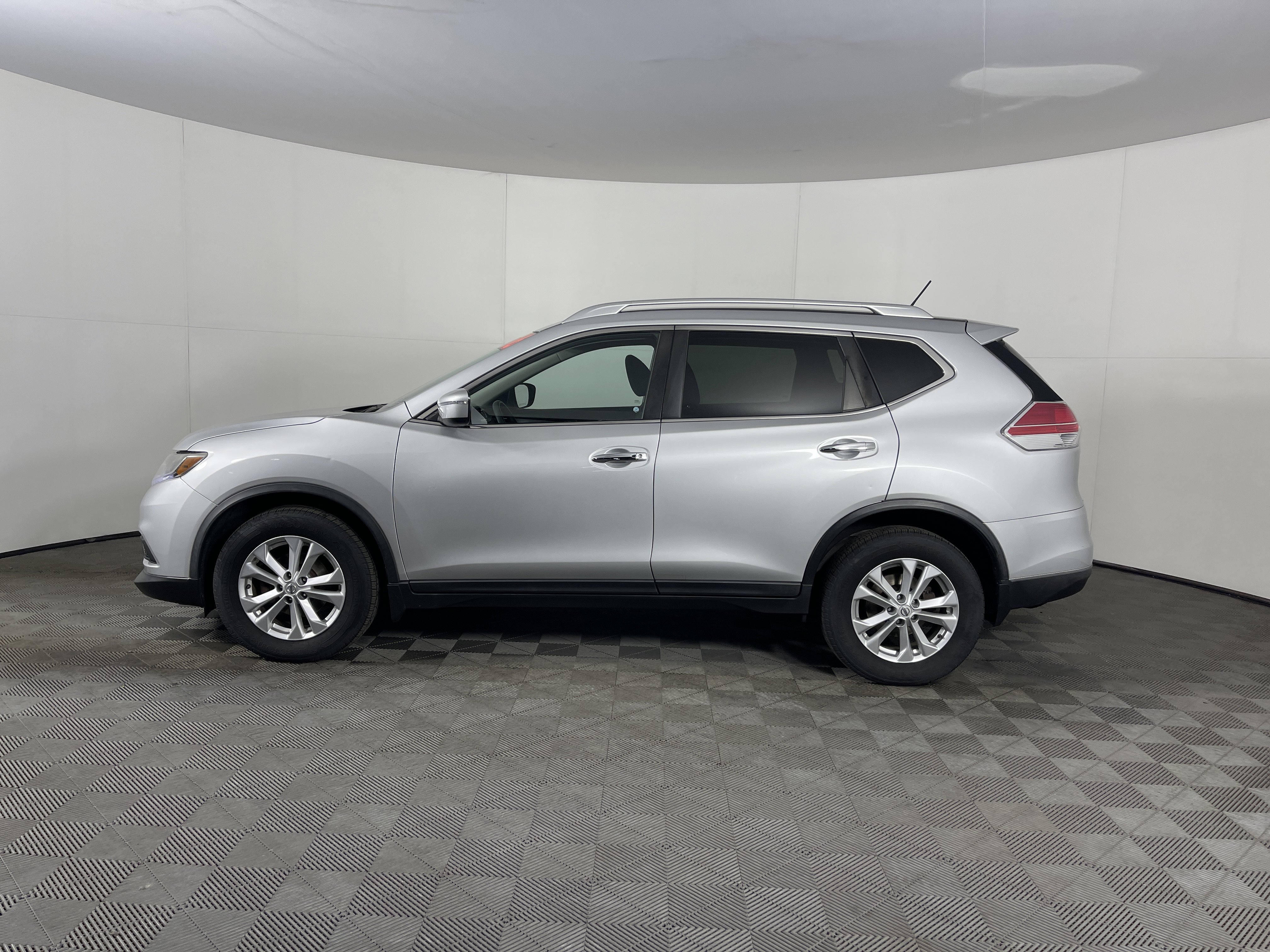 Used 2016 Nissan Rogue SV image 3